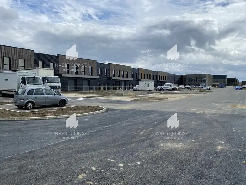 Light Industrial in Puiseux-en-France to rent - Building Photo - Image 1 of 6