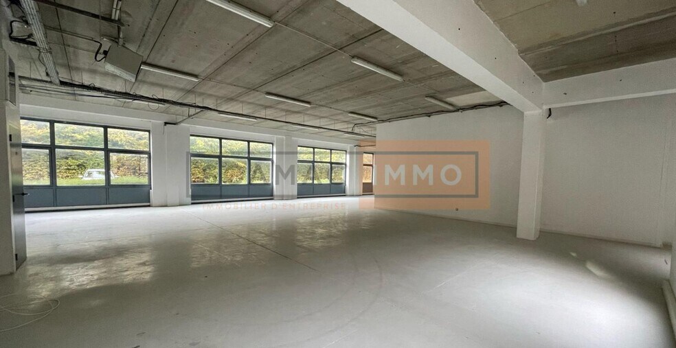 Industrial in Roissy-en-France to rent - Building Photo - Image 3 of 9