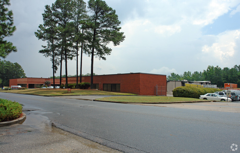 4896 N Royal Atlanta Dr, Tucker, GA for rent - Building Photo - Image 3 of 4