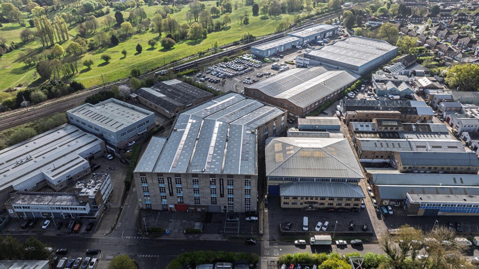 Cranborne House & Summit House portfolio of 2 properties for sale on LoopNet.co.uk - Building Photo - Image 2 of 9