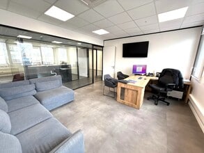 Light Industrial in Pantin for sale Interior Photo- Image 1 of 14