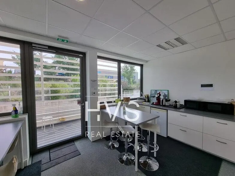 Office in Aix-en-Provence to rent - Building Photo - Image 2 of 11