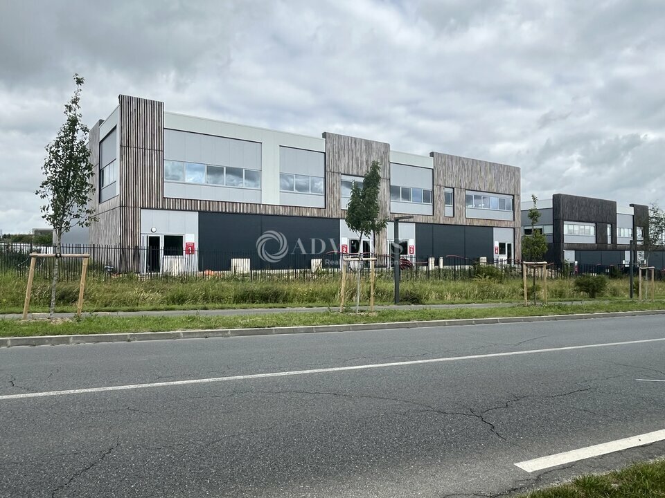 Light Industrial in Louvres for sale Building Photo- Image 1 of 9