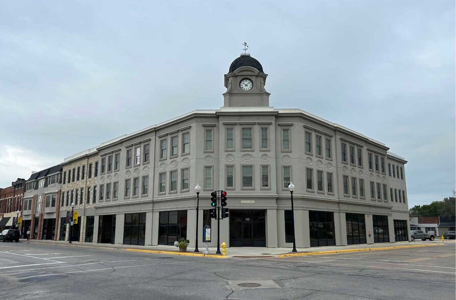 123 N Main St, Charles City, IA for sale - Building Photo - Image 1 of 1