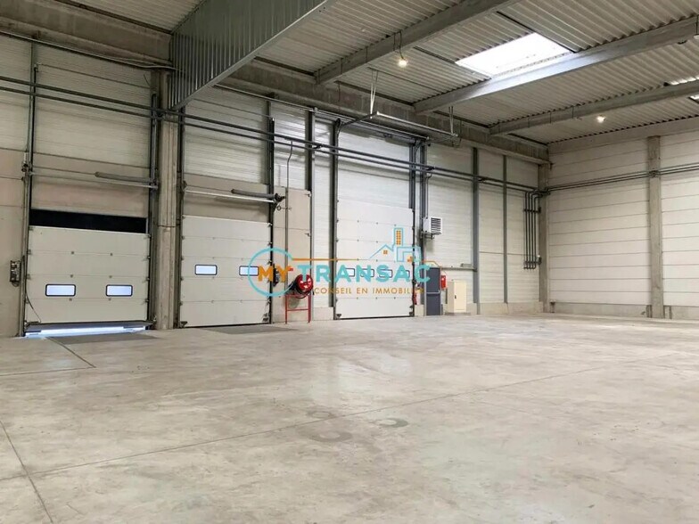 Light Industrial in Lieusaint to rent - Interior Photo - Image 1 of 31