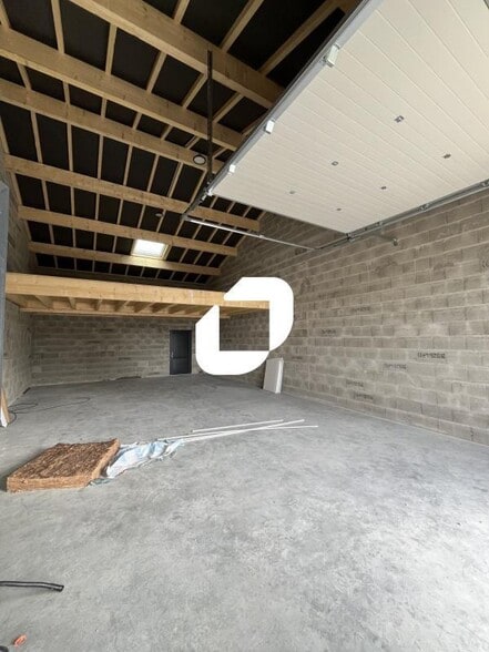 Light Industrial in Chavanoz to rent - Interior Photo - Image 2 of 15