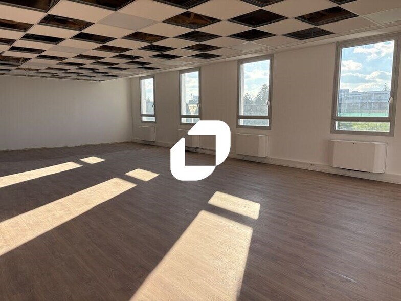 Office in Bron to rent - Interior Photo - Image 2 of 5