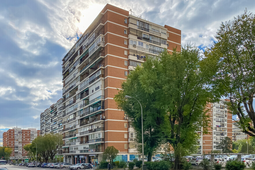 Residential in Madrid, MAD for sale - Primary Photo - Image 1 of 3