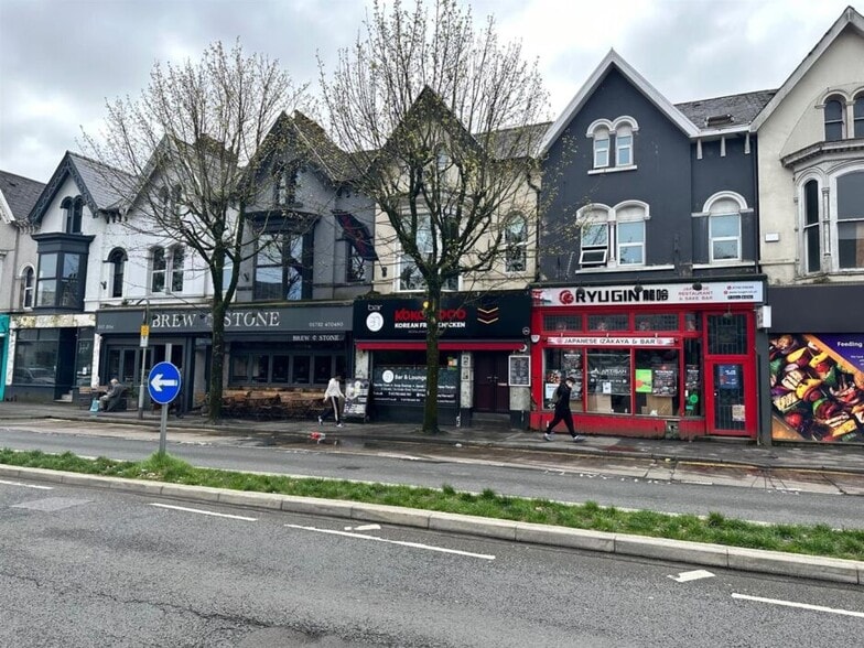 37 Uplands Cres, Swansea to rent - Building Photo - Image 2 of 8