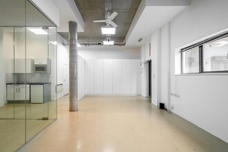 16-29 Andrews Rd, London to rent Interior Photo- Image 2 of 16
