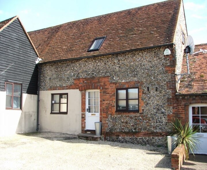 Rotten Row, Henley-On-Thames to rent - Primary Photo - Image 1 of 3