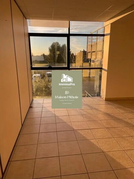 Office in Ollioules to rent - Interior Photo - Image 1 of 6