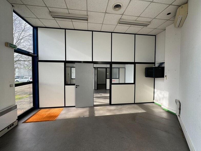 Light Industrial in Labège to rent - Interior Photo - Image 3 of 3