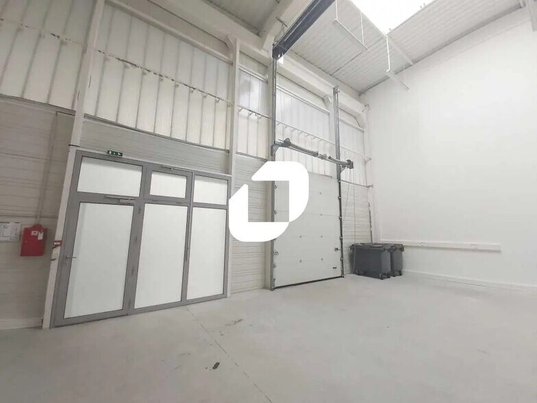 8-10 Rue Salvador Allende, Palaiseau to rent - Interior Photo - Image 1 of 15