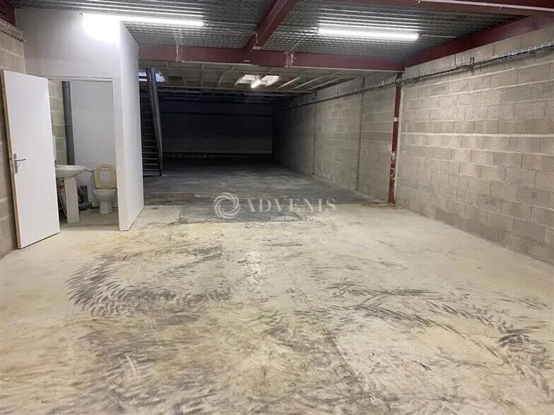 Light Industrial in Roissy-en-Brie to rent - Building Photo - Image 2 of 7