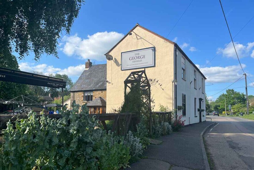 21 High St N, Towcester for sale - Primary Photo - Image 1 of 1