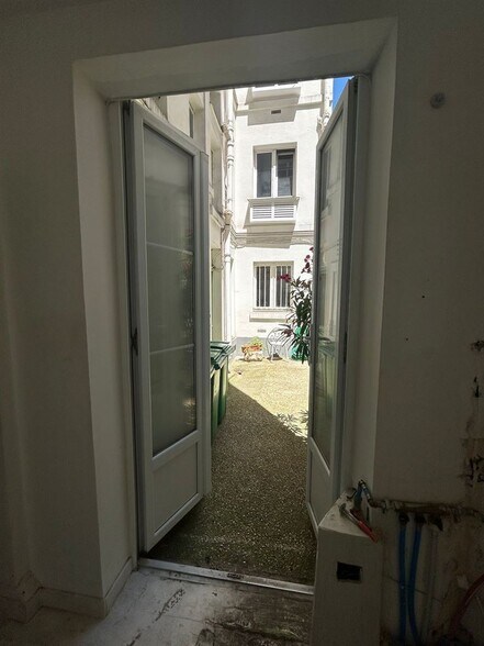 Retail in Paris to rent - Interior Photo - Image 2 of 6