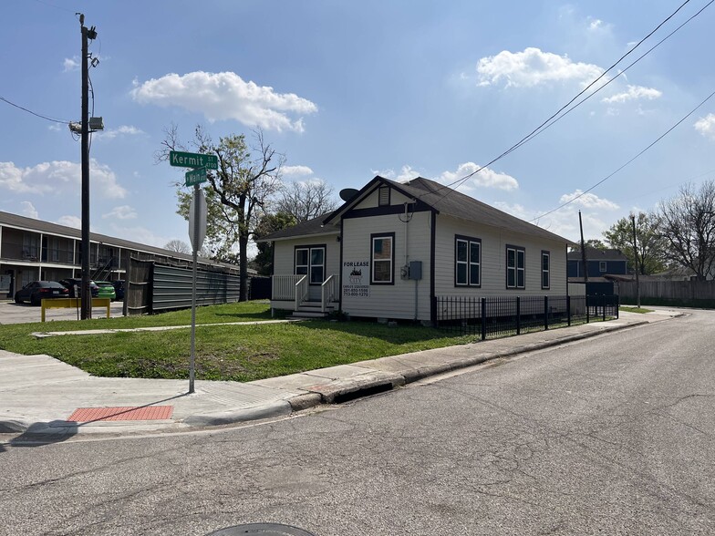 4731 N Main St, Houston, TX for rent - Building Photo - Image 2 of 8