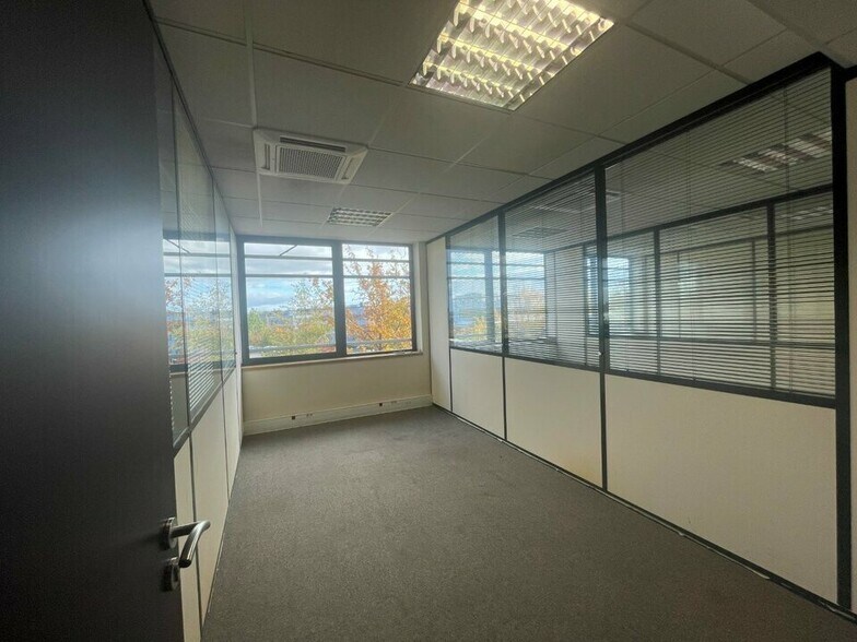 Office in Saint-Priest to rent - Interior Photo - Image 2 of 30