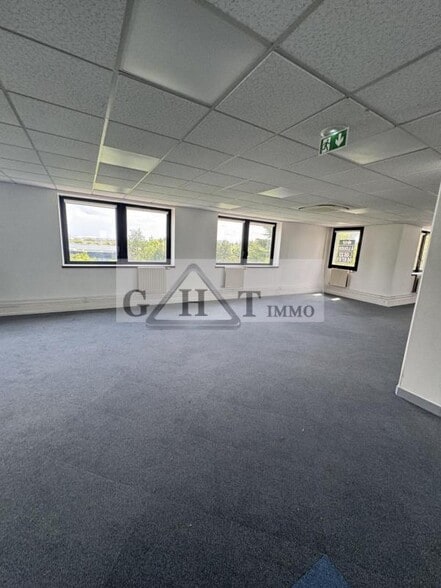 Office in Saint-Denis to rent - Interior Photo - Image 2 of 12