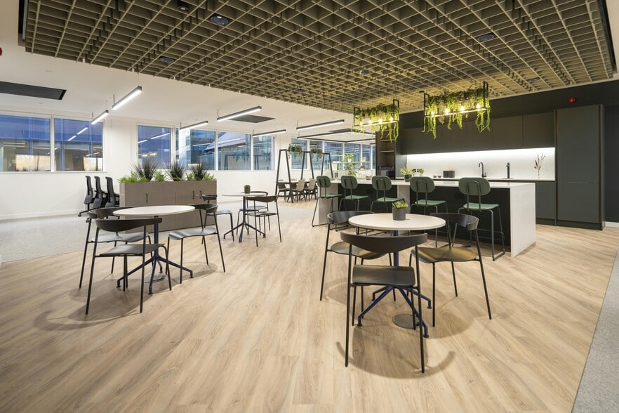 24 Chiswell St, London to rent - Interior Photo - Image 2 of 42