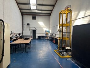 Light Industrial in Grigny to rent Interior Photo- Image 2 of 4