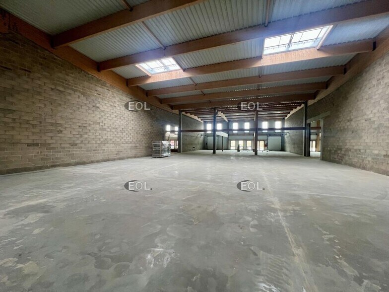Light Industrial in Puiseux-en-France to rent - Interior Photo - Image 2 of 3