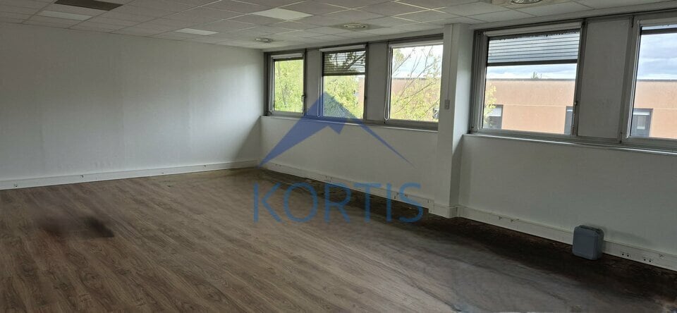 7 Rue Maryse Bastié, Bron to rent - Interior Photo - Image 3 of 5