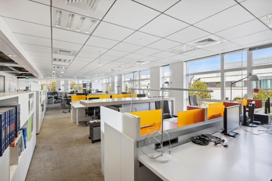 1 Rue Jacques Henri Lartigue, Issy-les-Moulineaux to rent - Interior Photo - Image 2 of 12