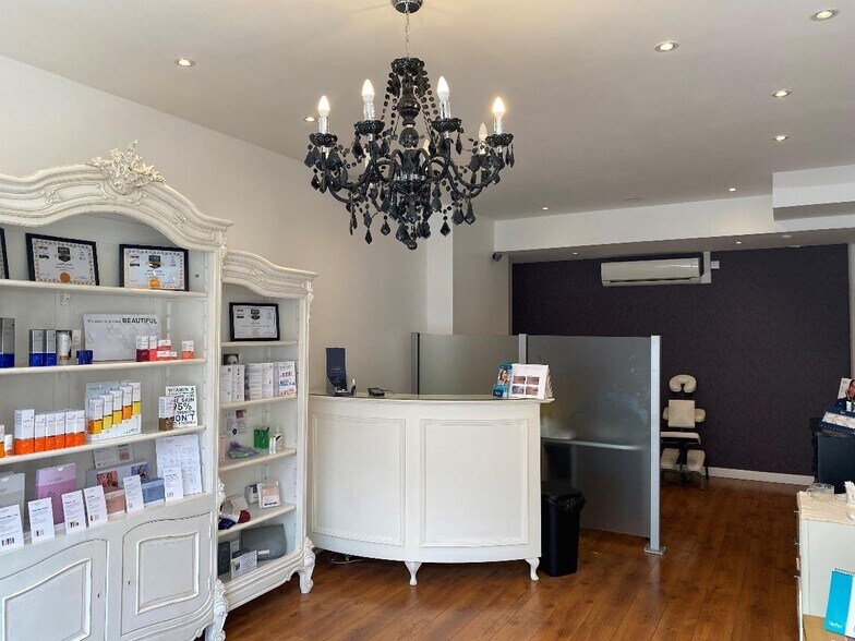 27 Upper High St, Epsom to rent - Interior Photo - Image 3 of 4