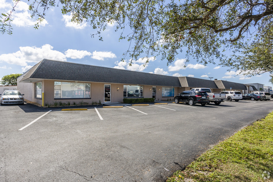 1013-1017 SE 12th Ave, Cape Coral, FL for rent - Primary Photo - Image 1 of 46