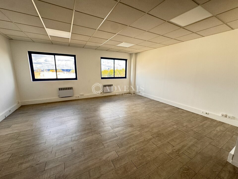 Office in Lisses to rent Interior Photo- Image 1 of 5