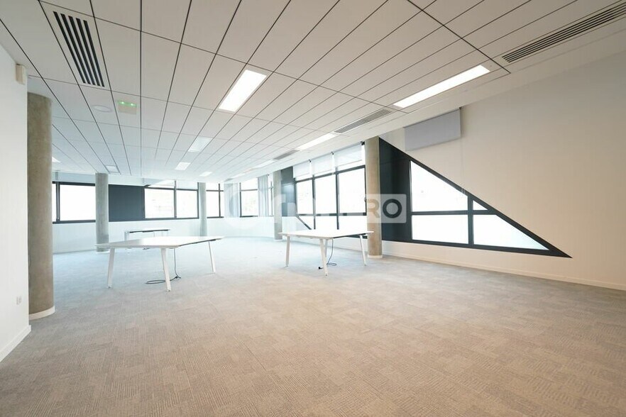 19 Rue Des Rosiéristes, Champagne-au-Mont-d'Or to rent - Interior Photo - Image 1 of 7