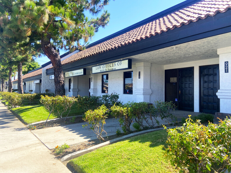 925-957 N Grand Ave, Covina, CA for rent - Building Photo - Image 1 of 7