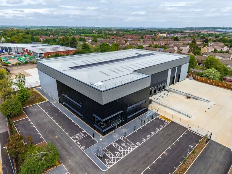 1 Humphrys Rd, Dunstable to rent - Building Photo - Image 1 of 12