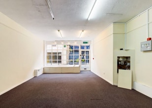 11-12 King St, Carmarthen to rent Interior Photo- Image 1 of 4