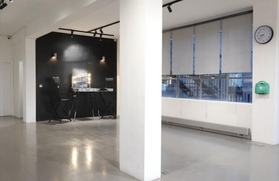 36-42 New Inn Yard, London to rent - Building Photo - Image 3 of 19