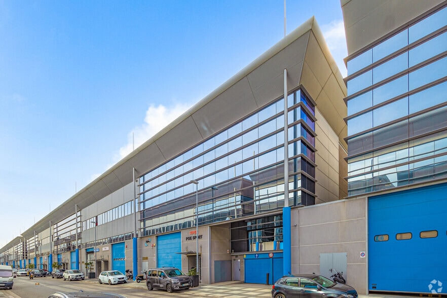 Industrial in Badalona, Barcelona to rent - Building Photo - Image 2 of 2