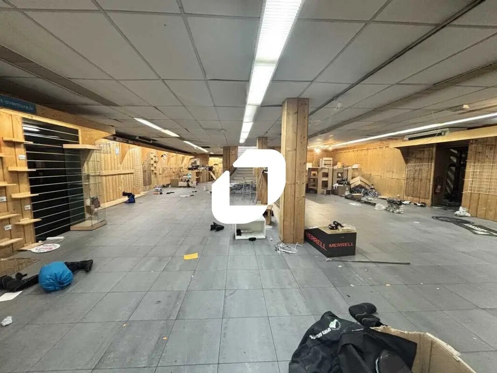 Location Commerce 1 024 m² - Photo 1