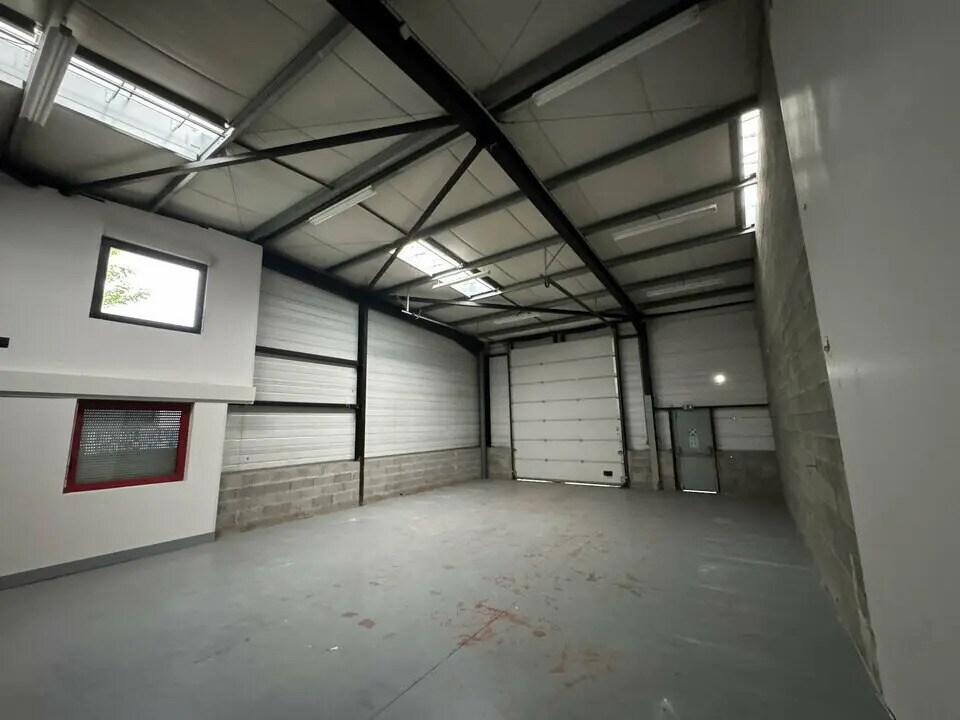 Light Industrial in Vaulx-en-Velin to rent Interior Photo- Image 1 of 6