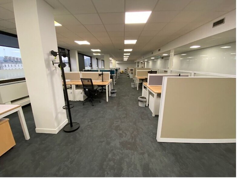 Office in Saint-Cloud to rent - Interior Photo - Image 2 of 6
