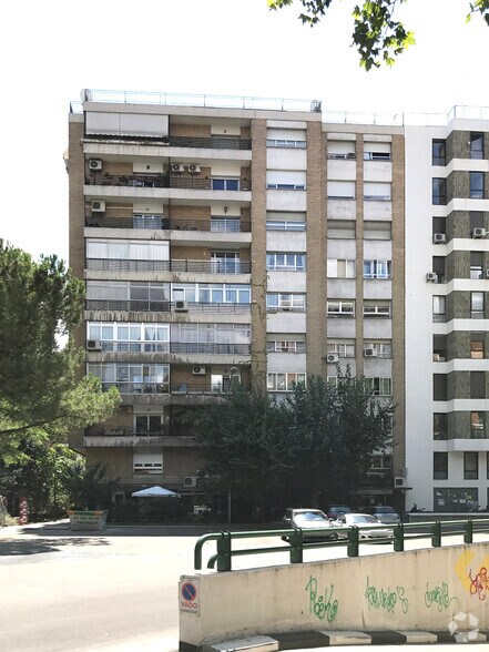Retail in Madrid, Madrid to rent - Building Photo - Image 2 of 2