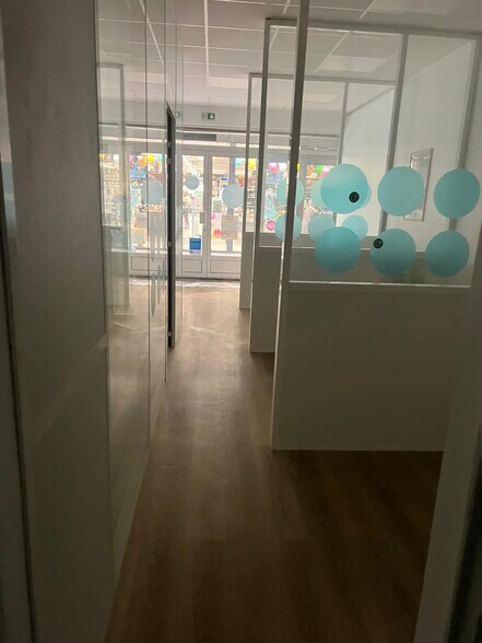 Avenue Gabrielle D'Estrees, Le Coudray-Montceaux to rent - Interior Photo - Image 3 of 6