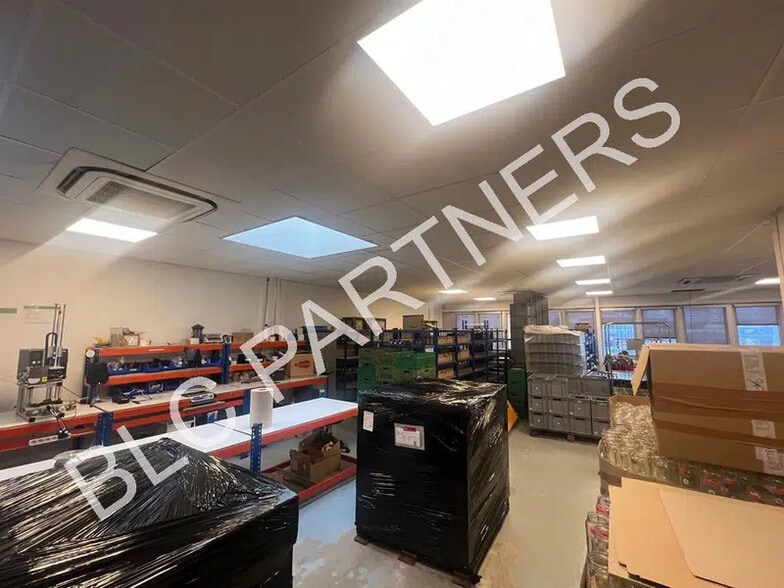 Light Industrial in Paris to rent - Interior Photo - Image 2 of 8