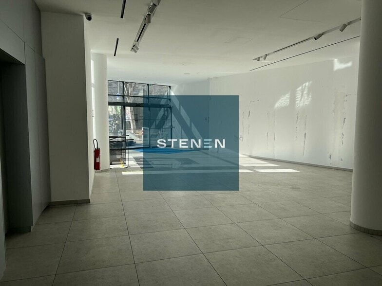 Retail in Marseille to rent - Building Photo - Image 2 of 5