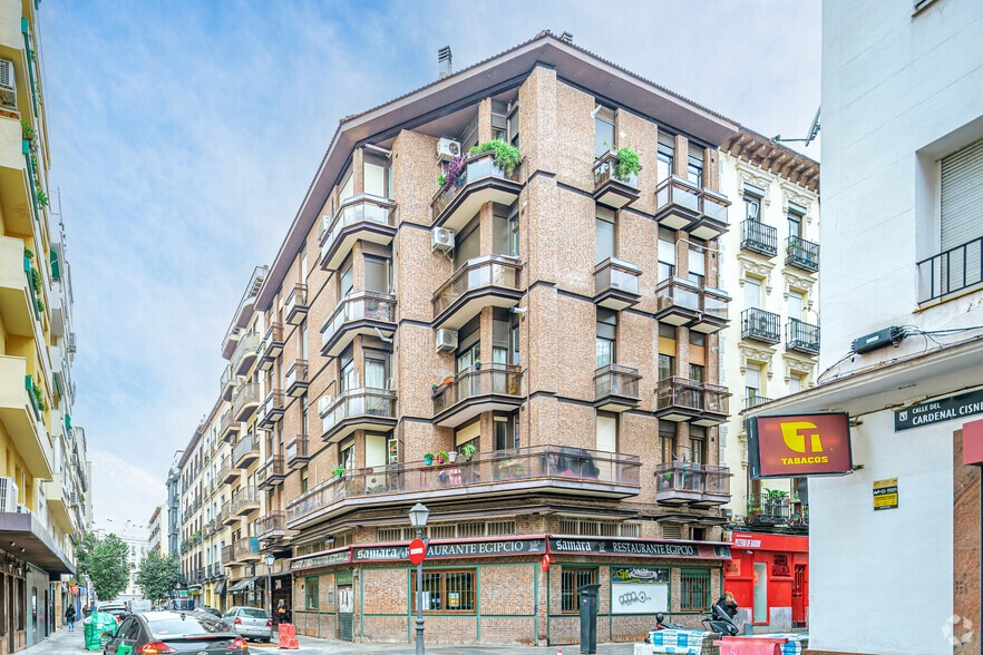 Retail in Madrid, Madrid to rent - Building Photo - Image 2 of 2