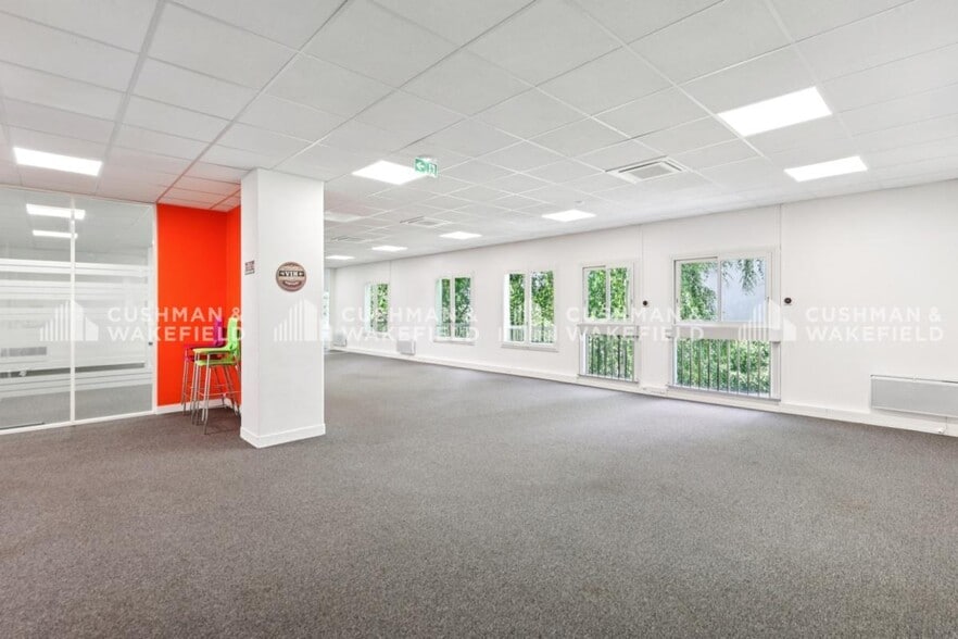 Office in Levallois-Perret to rent - Building Photo - Image 2 of 10