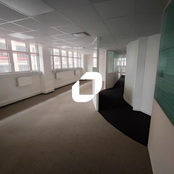 9-11 Avenue Du Val De Fontenay, Fontenay-sous-Bois to rent - Building Photo - Image 3 of 7
