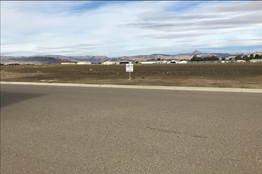 1791 Airway Dr, Hollister, CA for sale - Primary Photo - Image 1 of 10