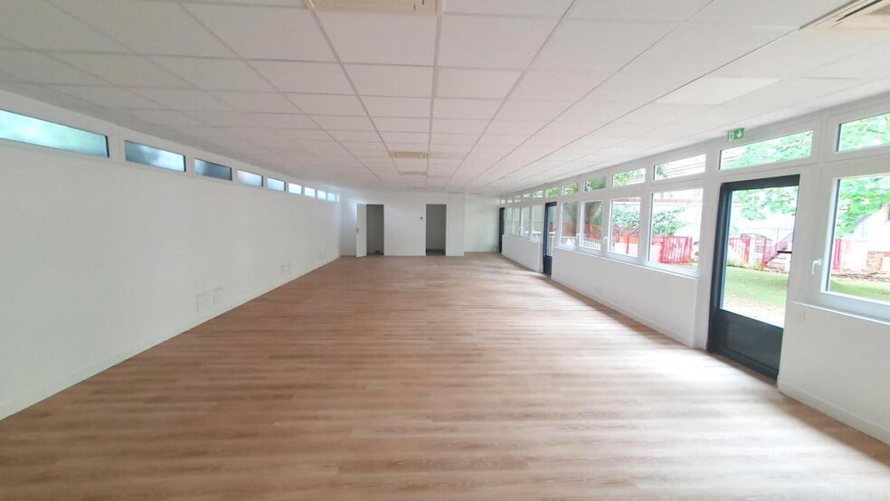 Office in Versailles to rent - Interior Photo - Image 2 of 9